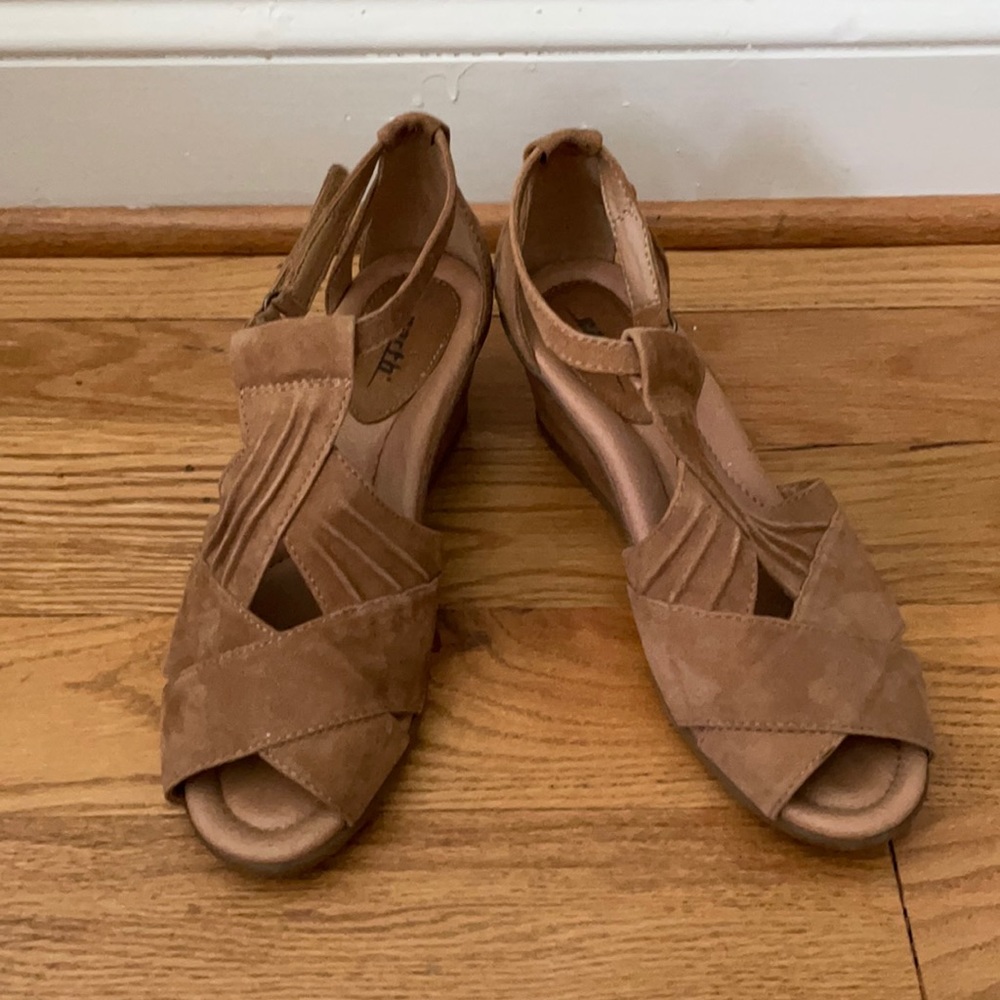 Earth brand wedge size 9D biscuit color